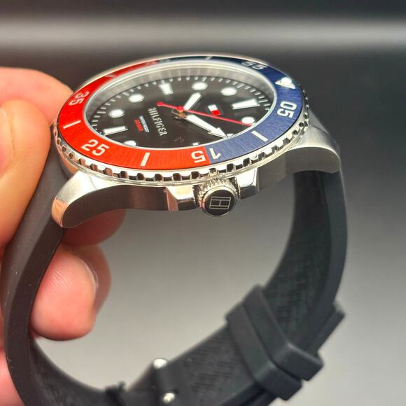 Tommy Hilfiger 1770030 Men’s Diver Style Red Blue Bezel 10 BAR Quartz Watch NIB - Picture 9 of 17